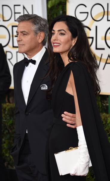 Clooney, la moglie e la spilla